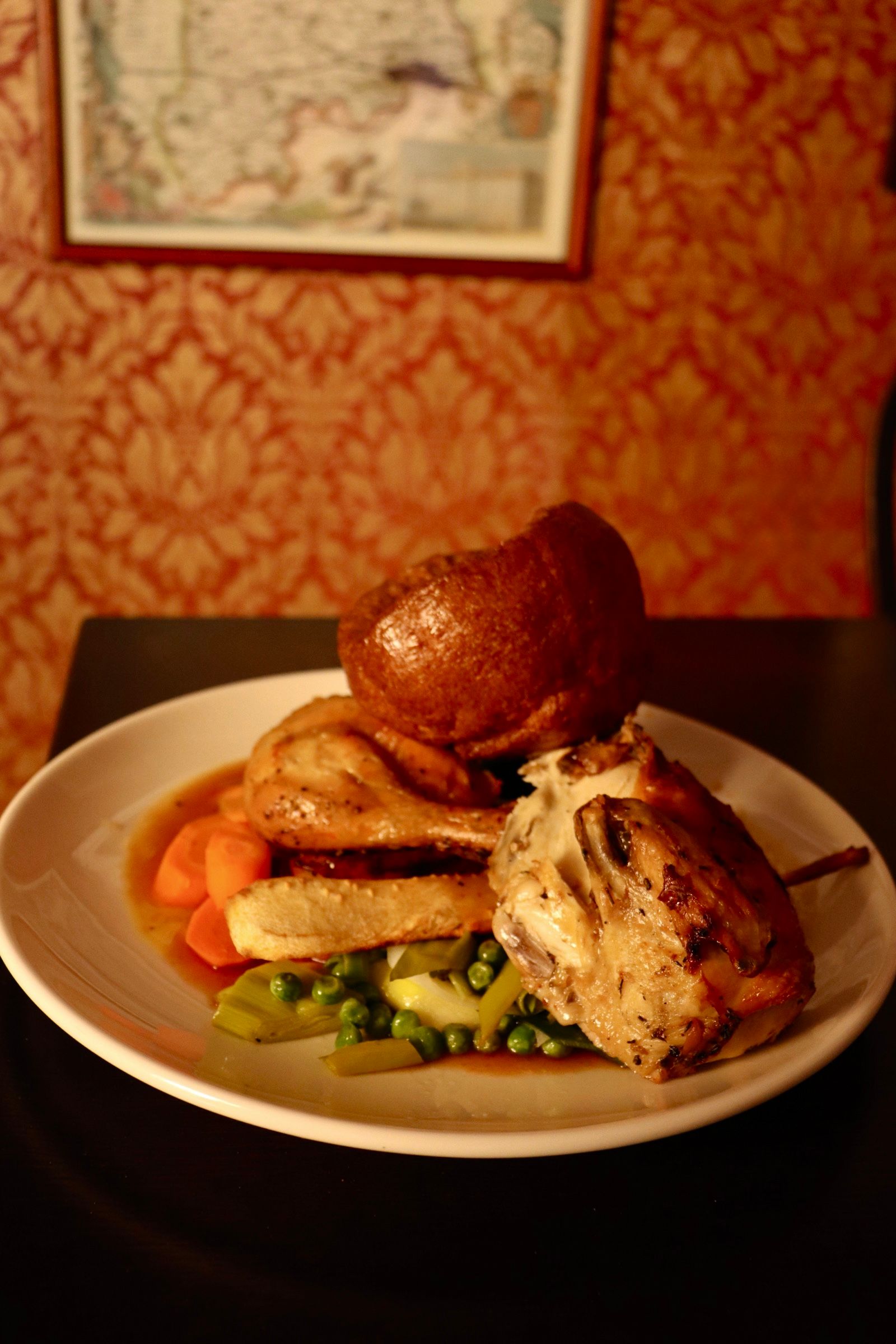 Sunday Roast z pieczonym kurczakiem, Yorkshire puddingiem i warzywami w RoyalPub Poznań